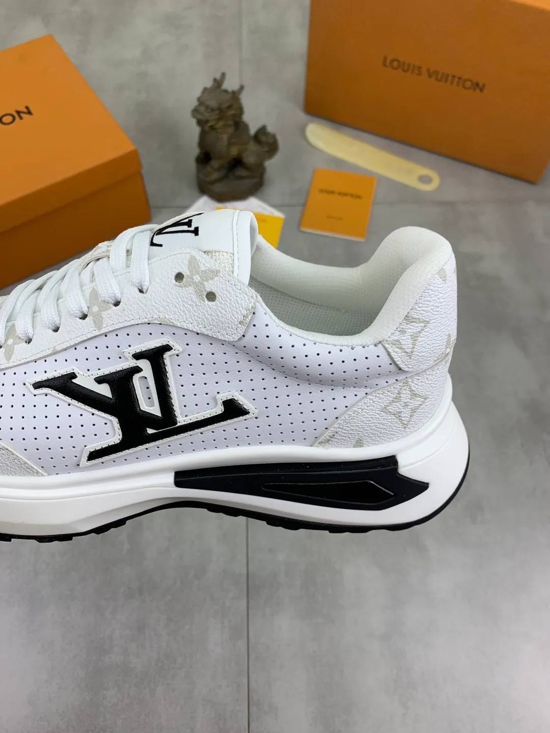 Men's shoes 💰P460 💰 [New model] 🆘 The latest model from LV official website 🎁 Casual and fashionable men's shoes 👟 Hot style 💥 Simple and elegant style, exclusive for trendy men. Unique latest brand elements from the official website 👑 Original decoration, fashionable and generous, the fabric is made of original calfskin ➕ Comfortable and breathable mesh lining ➕ Pigskin lining ✅The official website specifies wear-resistant casual outsole, the classic model is taken in real life🎬Color: 3️⃣colors available😍Number of codes: 38-44 (45 46 customized)